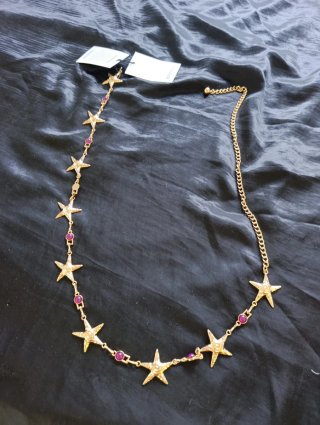 Cinturón Bershka estrellas de mar doradas