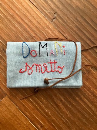 Porta tabacco jeans ricamato Domani smetto