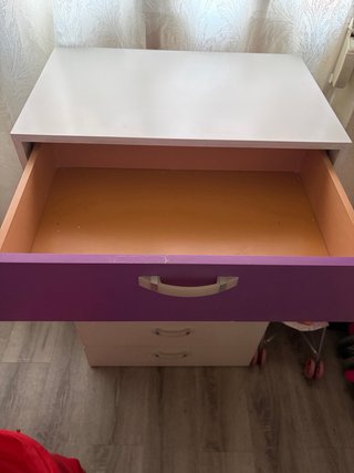 Cómoda infantil morada y blanca