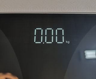Báscula digital con aplicación móvil.-