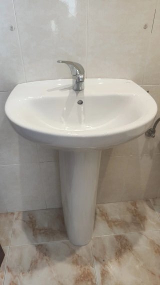 Lavabo Roca con pie y grifo