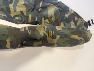 Pantalones cargo camuflaje New Era