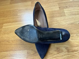 Zapatos de salón azul marino aterciopelados talla