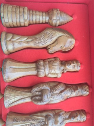 Ajedrez de colección en maleta con figuras grandes