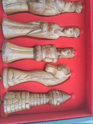 Ajedrez de colección en maleta con figuras grandes