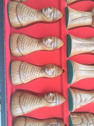 Ajedrez de colección en maleta con figuras grandes