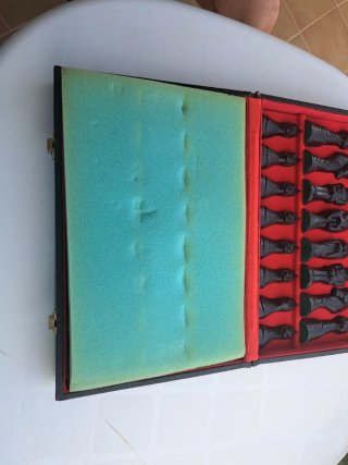 Ajedrez de colección en maleta con figuras grandes