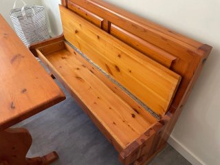 Banco de madera rústico y mesa