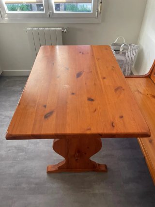 Banco de madera rústico y mesa