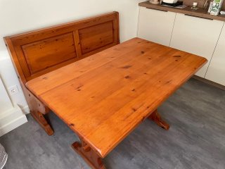 Banco de madera rústico y mesa