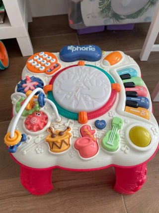Mesa de actividades musicales para bebés