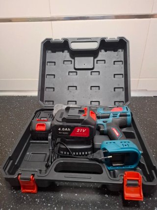 Llave de impacto con 2 baterías y cargador