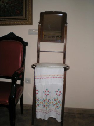 Mesa auxiliar antigua de madera tallada