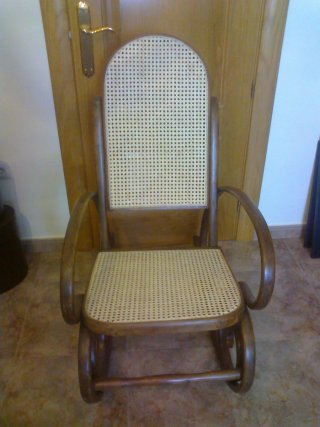 Mesa auxiliar antigua de madera tallada