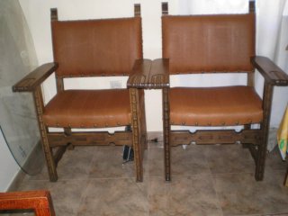 Mesa auxiliar antigua de madera tallada