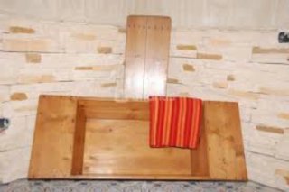 Mesa auxiliar antigua de madera tallada