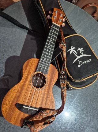 Ukelele Donner con funda y correa
