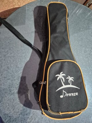 Ukelele Donner con funda y correa
