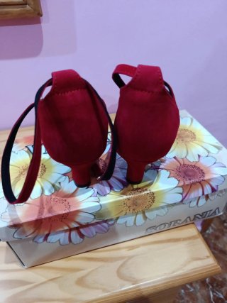 Zapatos de baile negros, dorados y rojos