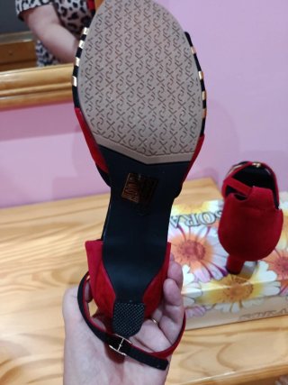 Zapatos de baile negros, dorados y rojos