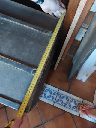 Baúl antiguo de madera y metal