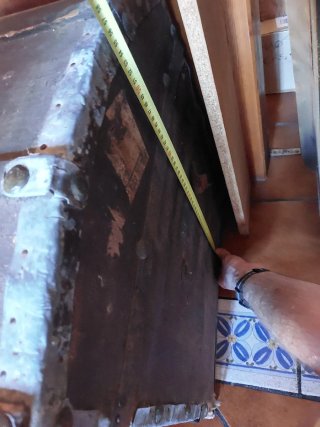 Baúl antiguo de madera y metal