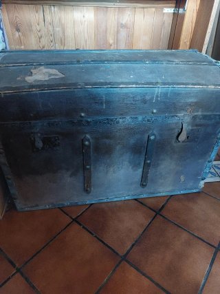 Baúl antiguo de madera y metal