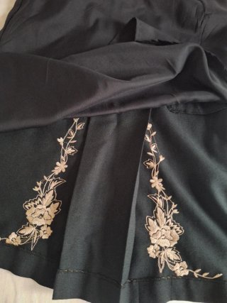 Falda negra bordada floral Talla S