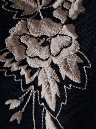 Falda negra bordada floral Talla S