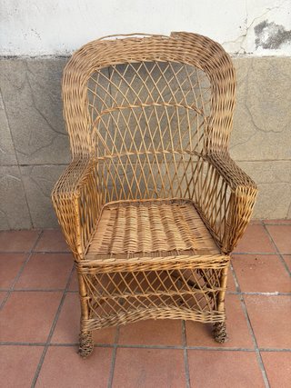 Sillón de mimbre artesanal