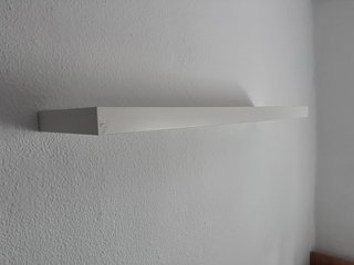 Estantería blanca y gris de madera
