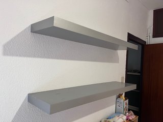Estantería blanca y gris de madera