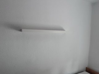 Estantería blanca y gris de madera