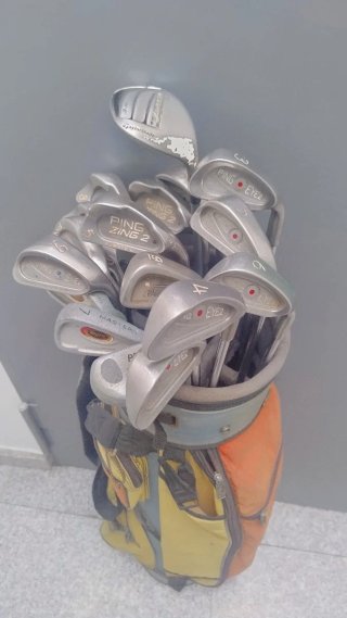 Palos de golf y bolsa