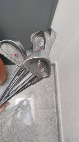 Palos de golf y bolsa