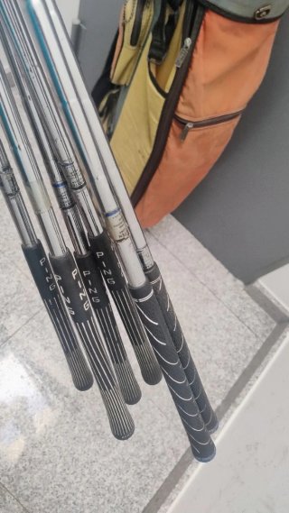 Palos de golf y bolsa