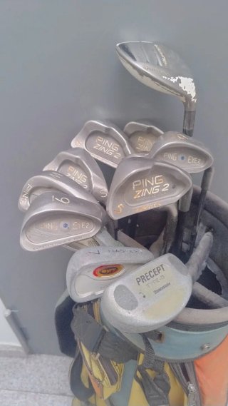 Palos de golf y bolsa