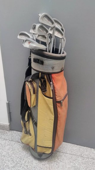 Palos de golf y bolsa