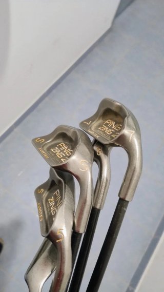 Palos de golf y bolsa