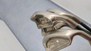 Palos de golf y bolsa