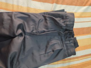 Pantalón gris con banda reflectante