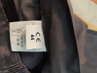 Pantalón gris con banda reflectante