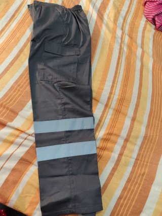 Pantalón gris con banda reflectante