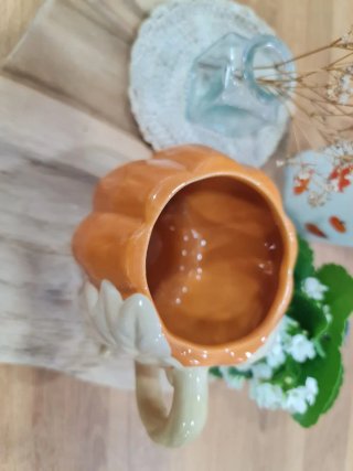 Taza de cerámica con diseño de calabaza