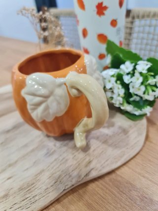 Taza de cerámica con diseño de calabaza
