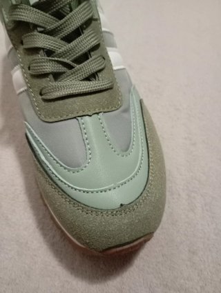 Zapatillas verdes y blancas