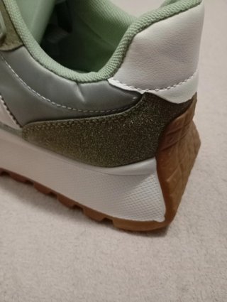 Zapatillas verdes y blancas