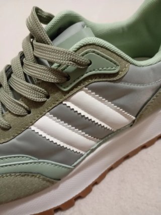 Zapatillas verdes y blancas