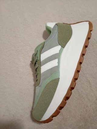 Zapatillas verdes y blancas