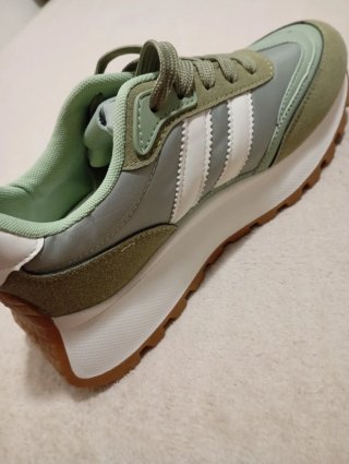 Zapatillas verdes y blancas